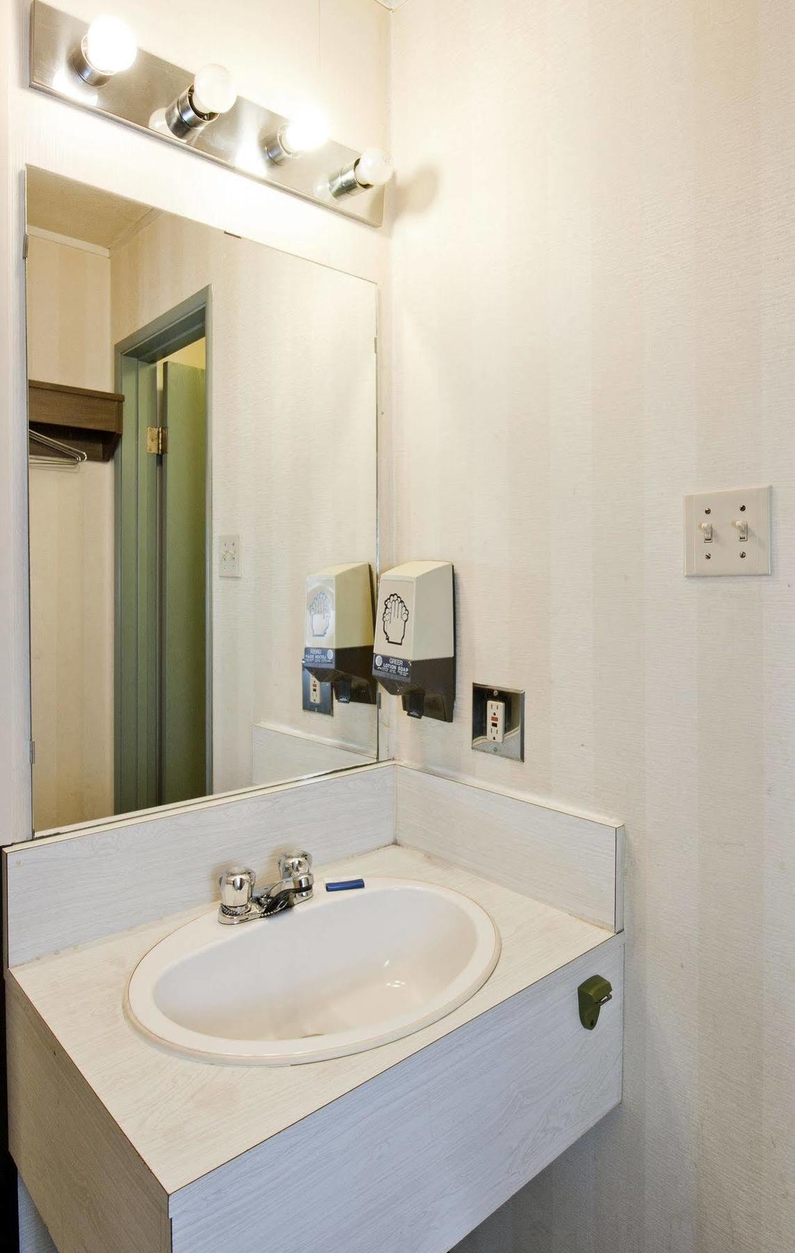Springs Motor Inn Wainwright Экстерьер фото