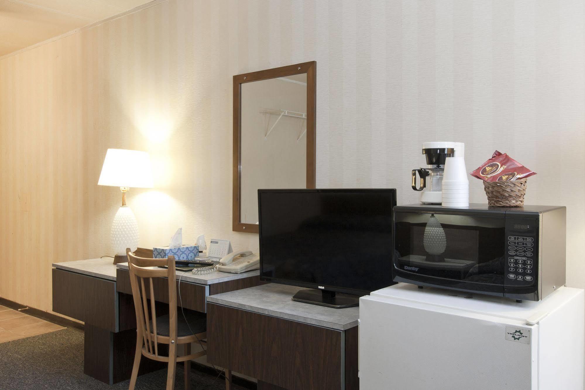 Springs Motor Inn Wainwright Экстерьер фото