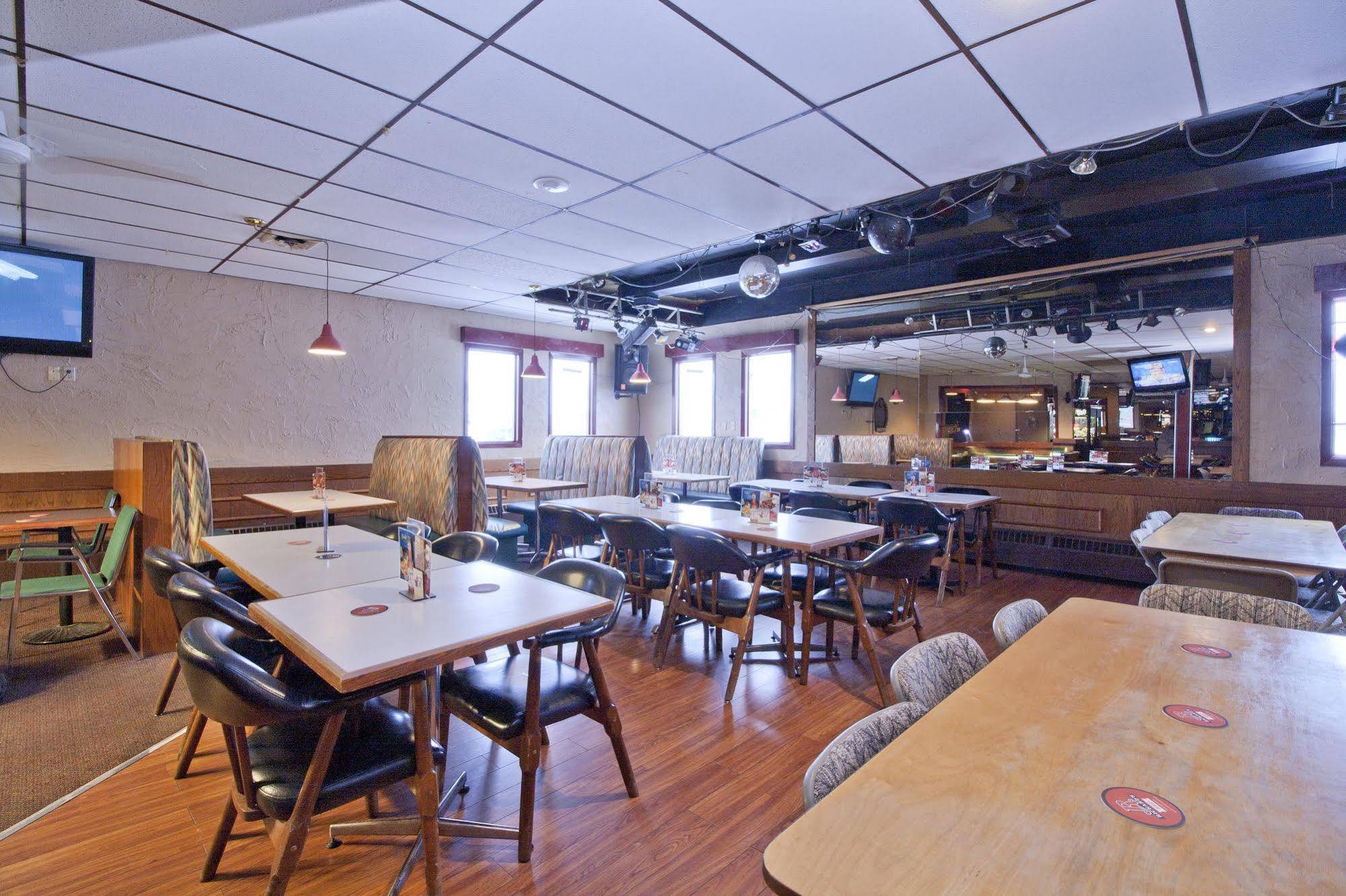 Springs Motor Inn Wainwright Экстерьер фото